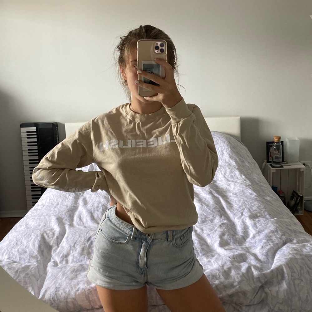 billie eillish tan shirt